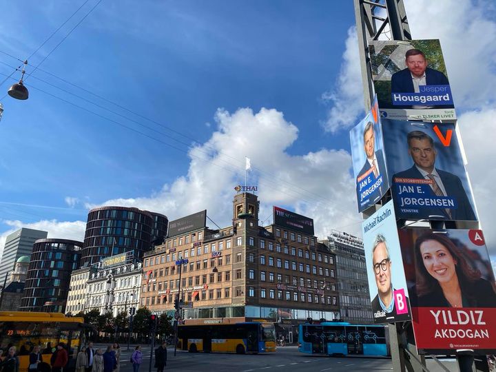 Valgplakater "udsmykker" Rådhuspladsen i København.