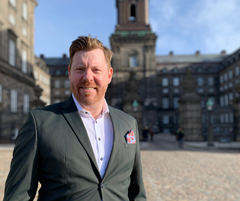 Jesper Housgaard i jakkesæt udenfor ved Christiansborg