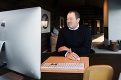 Landsformand Jeppe Hedaa ved sit skrivebord med en computer, hvor han kigger på skærmen.