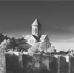 Metekhi Kirken på klipperne over Georgiens hovedstad Tbilisi