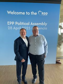 KristenDemokraternes partiformand, Jeppe Hedaa t.v. og Niclas Aarestrup t.h. ved EPP's Political Assembly i Valencia