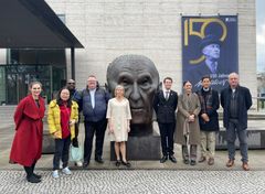 Delegationen foran Konrad-Adenauer-Stiftungs hovedkvarter i Berlin