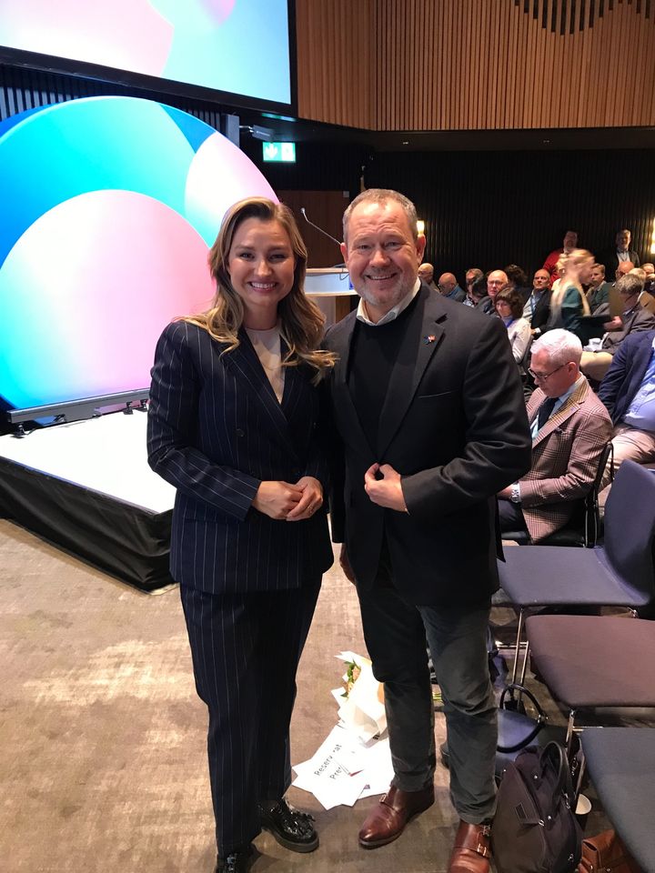 Sveriges energiminister Ebba Busch, Kristdemokraterna (tv) og Jeppe Hedaa, landsformand for KristenDemokraterne (th).