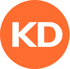 KD's officielle logo, hvid skrift på orange cirkel.
