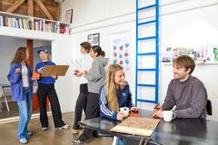Unge mennesker er samlet til demokratifitness i København.