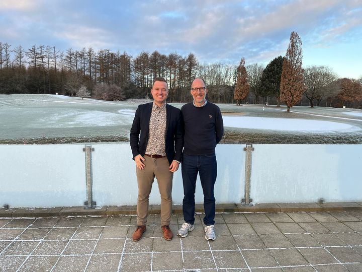 Fra venstre ses Lars Marco Andersen, udviklingsdirektør hos Apropos Bureau, og Tom Nygaard, Golfmanager hos Rold Skov Golfklub.