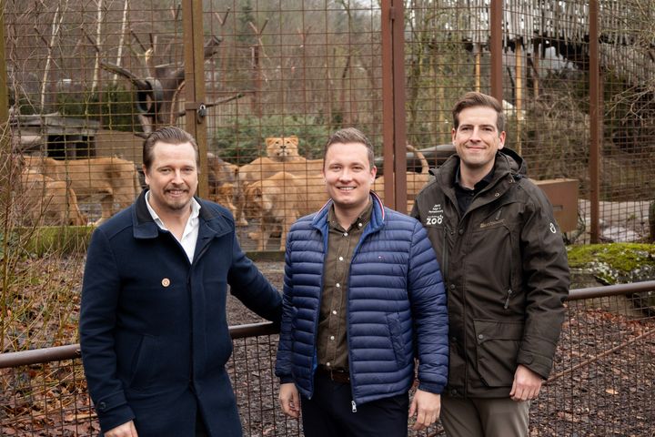 Fra venstre: Mads Mathiasen, Adm. Direktør hos Apropos Bureau, Lars Marco Andersen, Direktør hos Apropos Bureau, og Jens Nygaard Larsen, Salgs- og partneransvarlig hos Aalborg Zoo.