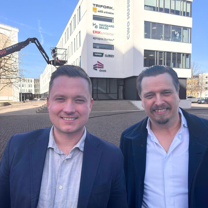 Lars Marco Andersen, kommerciel direktør (t.v.), og Mads Mathiasen, adm. direktør (t.h.), foran Apropos Bureaus nye logo på Skibbrogade i Aalborg.