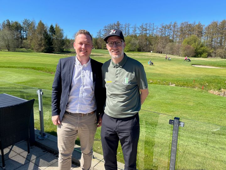 Både Lars Marco Andersen og Tom Nygaard glæder sig over samarbejdet, der skal hjælpe Rold Skov Golfklub med at udvikle sig i de kommende år.