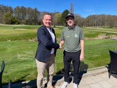 Fra venstre: Lars Marco Andersen, kommerciel direktør hos Apropos Bureau, og Tom Nygaard, Golfmanager i Rold Skov Golfklub