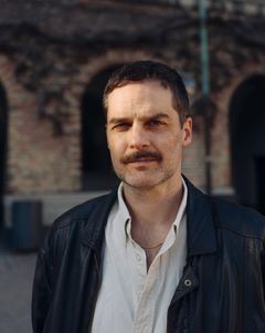 Deniz Eroglu, portræt