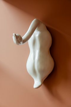 Ioana Ispas, Swan, 2021.Jesmonite 78 x 32 x 52 cm