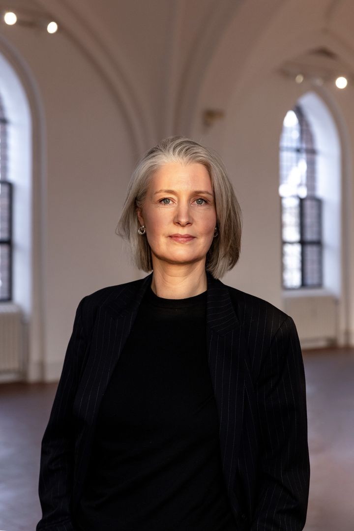 “Nikolaj Kunsthal er et helt særligt sted – arkitektonisk, historisk og kunstnerisk – og en unik kulturinstitution midt i hjertet af København. Jeg er stolt og begejstret over at få mulighed for at stå i spidsen for udviklingen af kunsthallens næste fase" - Aukje Lepoutre Ravn, København 2026.