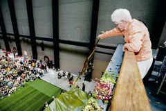 Alison Knowles and others performing Make a Salad, 1962/2008, Courtesy Tate Modern.