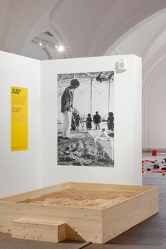 Alison Knowles: Retrospektiv 1960-2022. Udstillingsbillede. Nikolaj Kunsthal, Nedre Galleri. København 2026.