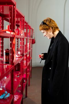 "Celebration Red" (1962). Fra reaktivering af værket ifm.fernisering af udstillingen "Alison Knowles: Retrospektv 1960-2022" fredag 24. april 2026 i Nikolaj Kunsthal.