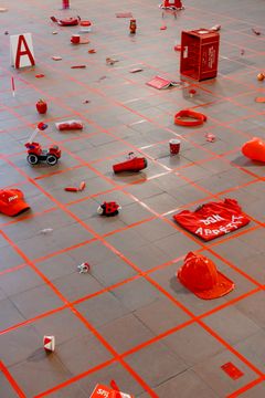 "Celebration Red" (1962). Fra reaktivering af værket ifm.fernisering af udstillingen "Alison Knowles: Retrospektv 1960-2022" fredag 24. april 2026 i Nikolaj Kunsthal.