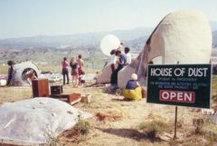 Studerende samles ved Alison Knowles’ "The House of Dust" på CalArts i Valencia, Californien, 1971.