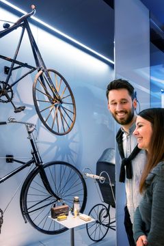 Ungt par ser på historiske cykler på Københavns Museum