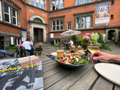 Bord dækket med mad og bøger i gårdhaven på Københavns Museum