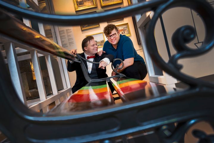 To mænd ved Københavnerbænk i flere farver på Københavns Museum