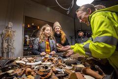 Børn ser på potteskår i Arkæologisk Værksted