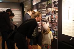 Mor og datter i udstillingen "Min butik!" på Københavns Museum