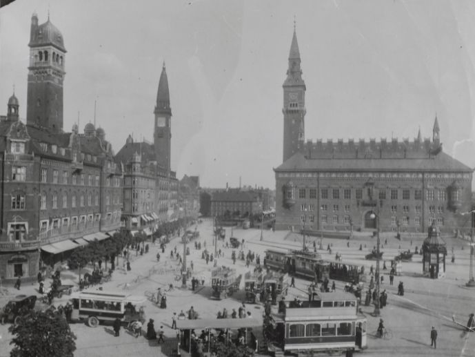 Menneskemylder på Rådhuspladsen i starten af 1900-tallet. I baggrunden ses Rådhuset og i forgrunden en række hesteomnibusser.