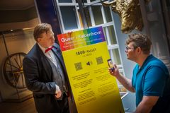 2 museumsgæster følger Lydsporet "Queer i København"