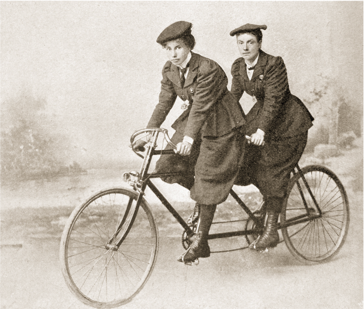 2 kvinder på tandem i 1898