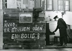 Baggård - politi ved rydningen af Stærekassen - graffiti "Hvad er et hjem uden bolig"