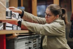 Kunstner Julie Boserup arbejder på værk til "København i lys & skygge"