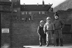 Baggård - Amagerbro - 3 små drenge med elefanthuer