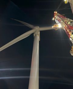 Das letzte Rotorblatt wird installiert.