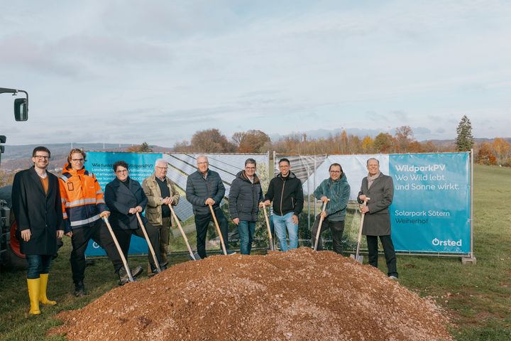 Gruppenfoto%20des%20Spatenstichs%20f%FCr%20die%20%D8rsted-WildparkPV-Anlage%20S%F6tern
