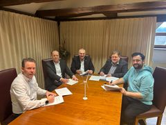 Die Bürgermeister der Marktgemeinden Beratzhausen, Hohenfels und Lupburg sowie Vertreter der Orsted Onshore Deutschland GmbH bei der Unterzeichnung der Kommunalbonus-Verträge für den Windpark Granswang.