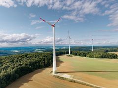 Luftaufnahme der drei Windenergieanlagen des Windparks Granswang im Landkreis Regensburg.