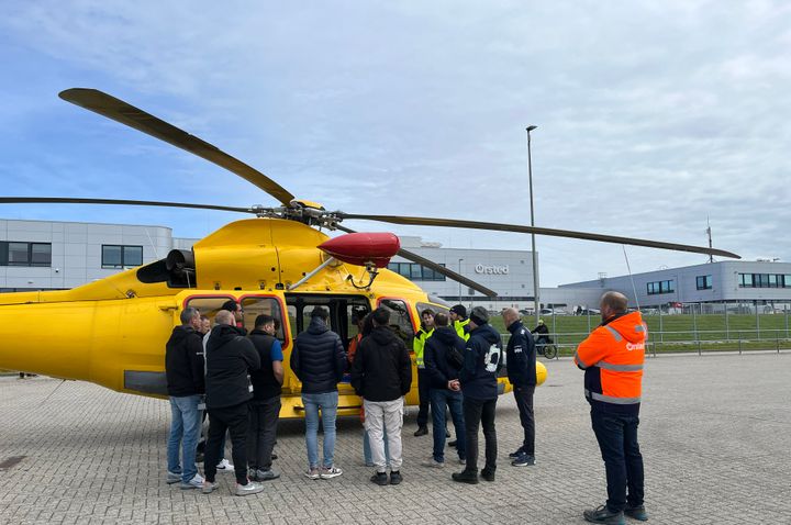 Interessierter Austausch zum Einsatz des Rettungshelikopters von Northern Helicopter.