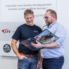 Kortlægger Lars Grevsen (tv) hjælper Filtertekniks kunder med at komme i gang og med at oprette og opdatere maskinparken. Her sammen med teknisk direktør Robert Juul.