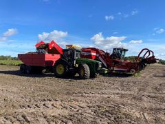 To af Staulund Agros landbrugsmaskiner på marken under kartoffelhøsten.