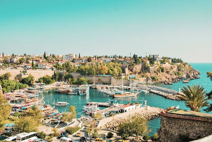 Antalya er en pulserende storby med dejlige strande i gåafstand fraKaleic icentrum, som den hyggelige havn med de gode spisesteder er en del af.