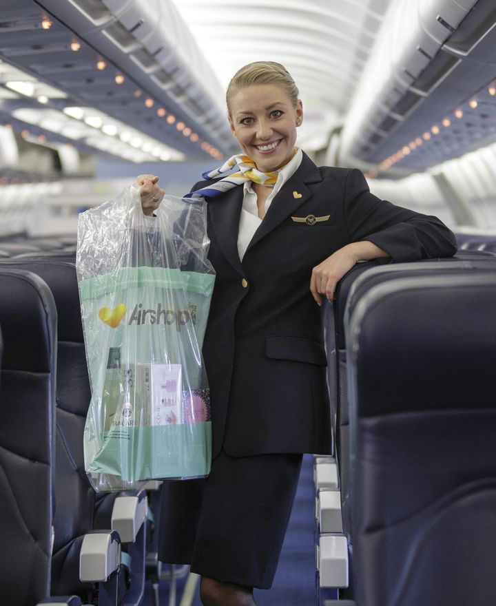 I år vil kabinepersonalet hos Thomas Cook Airlines uddele mere end 1,5 millioner poser med taxfreevarer, der er op til 50 pct. billigere end i butikkerne på jorden.