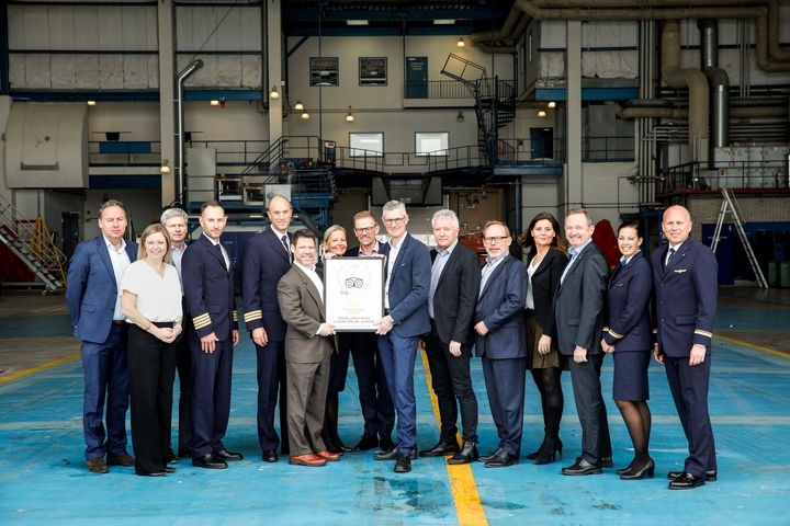 Hele Thomas Cook Airlines Scandinavia Ledergruppen sammen med de to tilrejsende fra TripAdvisor, Kevin Maloney og Katherine Clark