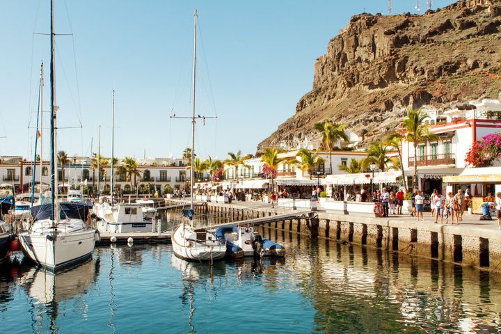 Puerto de Mogán, den lille charmerende kanariske fiskerby, er populær blandt danskerne. Her blandes nyt og gammelt i perfekt harmoni, og i de små, hyggelige, bilfri gader ligger hvidkalkede huse side om side med vægge beklædt af bougainvillea.