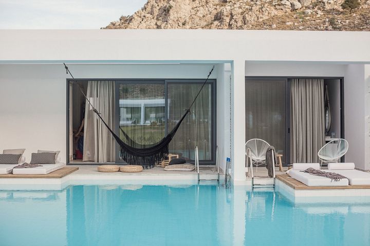 Hotelværelser med direkte adgang til poolen er eftertragtede og ofte de første, som bliver udsolgt hos Spies. Her fra nyåbnede Casa Cook på Rhodos.