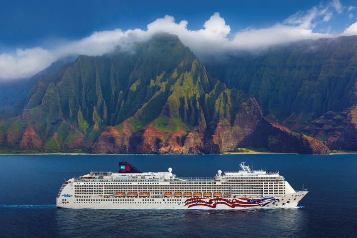 Pride of America sejler året rundt ud fra Honolulu med 917 besætningsmedlemmer. De mange store balkoner gør skibet perfekt, når der skal spottes hvaler. De 2.185 gæster kan vælge mellem 15 restauranter og 12 barer.
