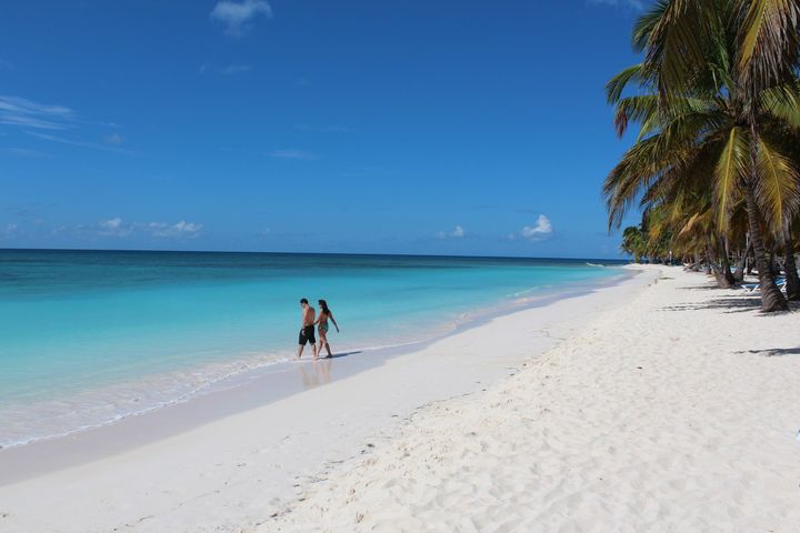 Sandet på Isla Saona på Punta Cana er kridhvidt - samme farve som den sne, som mange håber på falder i juledagene