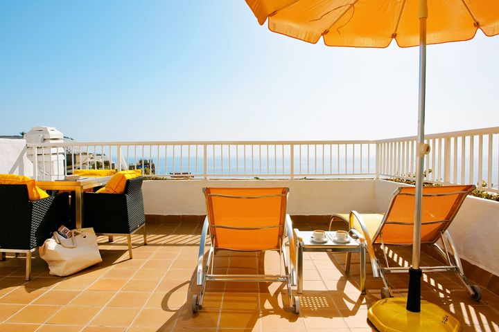 Hotel Altamar på Gran Canaria er det hotel uden for Danmark, der hvert år besøges af flest danskere. Forholdet mellem hotellet og Spies er så tæt, at der er indrettet særlige Simon Spies-suiter på hotellet.