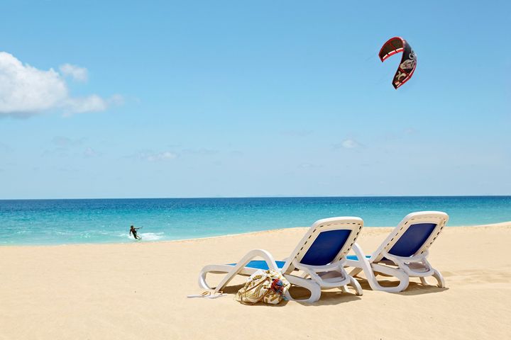 På Kap Verde er man tæt på at kunne give turisterne solgaranti. Her stråler solen 350 dage om året, og vandet omkring øen Sal med hovedbyen Santa Maria egner sig også til windsurfing.