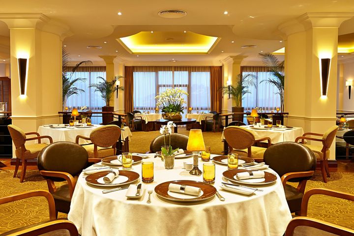 The Cliff Bay Resort ligger i gåafstand til Madeiras hovedby Funchal. Bor man her, serveres morgenmaden i Michelin-restauranten.